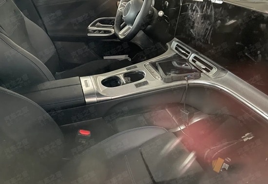 国产奔驰GLC EV内饰谍照曝光：后排空间首现，设计细节解析