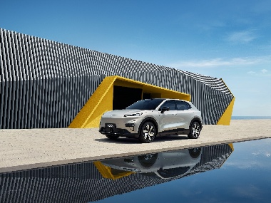 百亿资金“备战”，车企集体“囤粮”