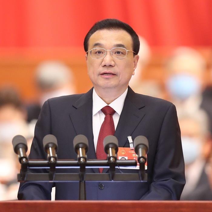 政府工作报告：稳定增加汽车消费 增加充电桩、换电站等设施