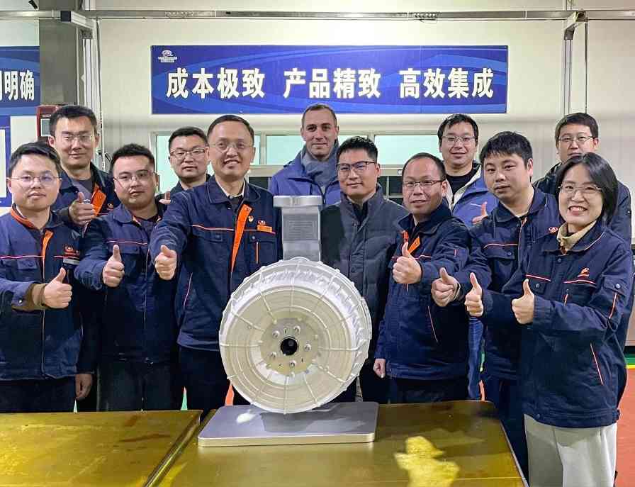 青山工业首台“驱制一体化”轮毂电机样机下线