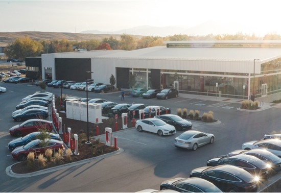 全球电动汽车充电基础设施市场强劲扩张 充电桩总量将翻倍增长